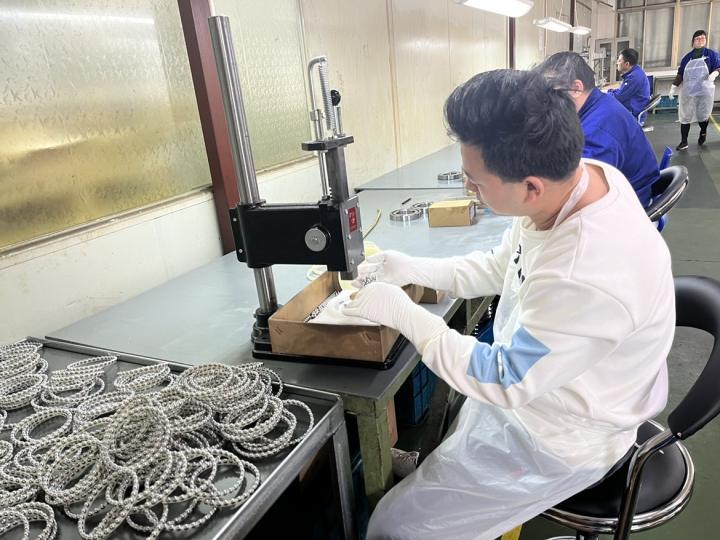 工业机器人使用交叉滚子轴承有哪些优点？