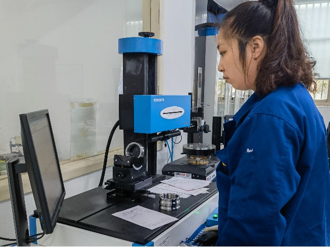 加工中心主轴轴承有遇到过发热抱死是什么原因造成的？